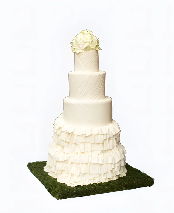 Большой трендовый торт с рюшами на свадьбу Фото