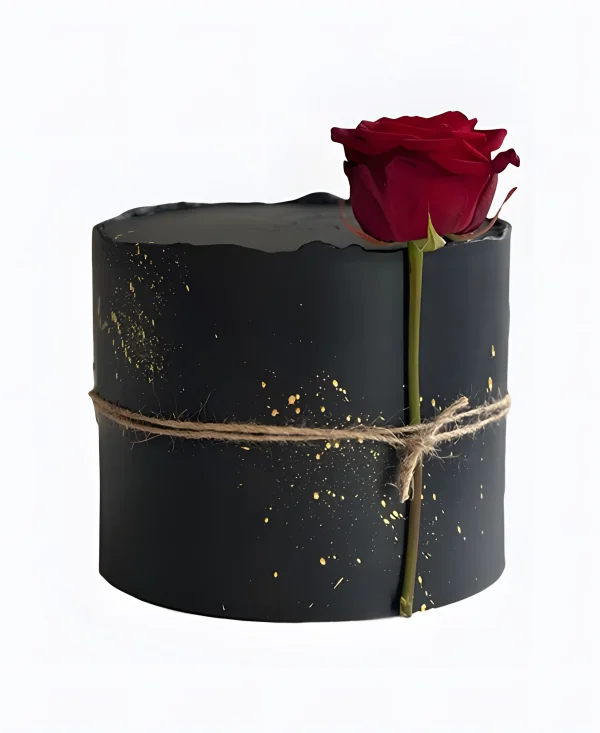 Черный торт с красной розой Фото