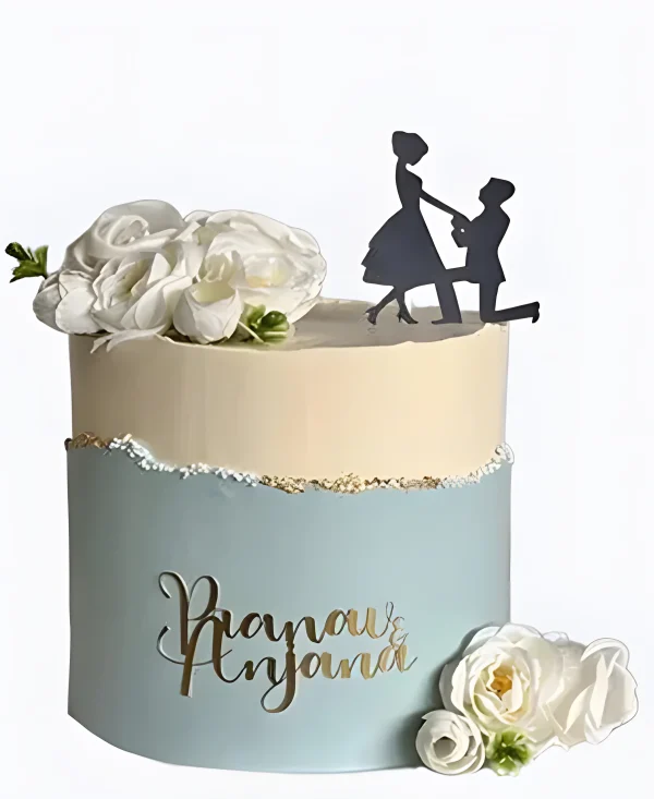 Эстетичный торт на сватовство с белыми цветами Фото