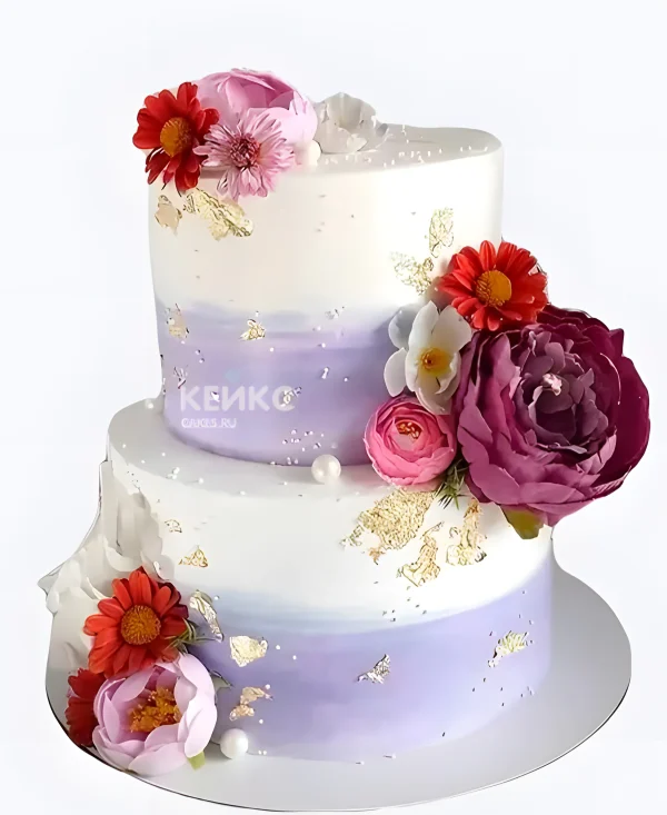 Фиолетовый свадебный торт двухцветный с яркими цветами Фото