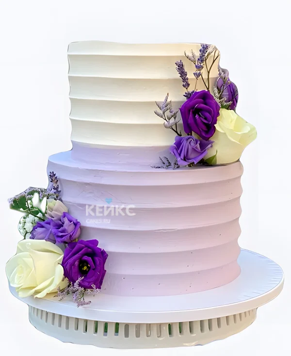 Фиолетовый свадебный торт рифленый с цветами Фото