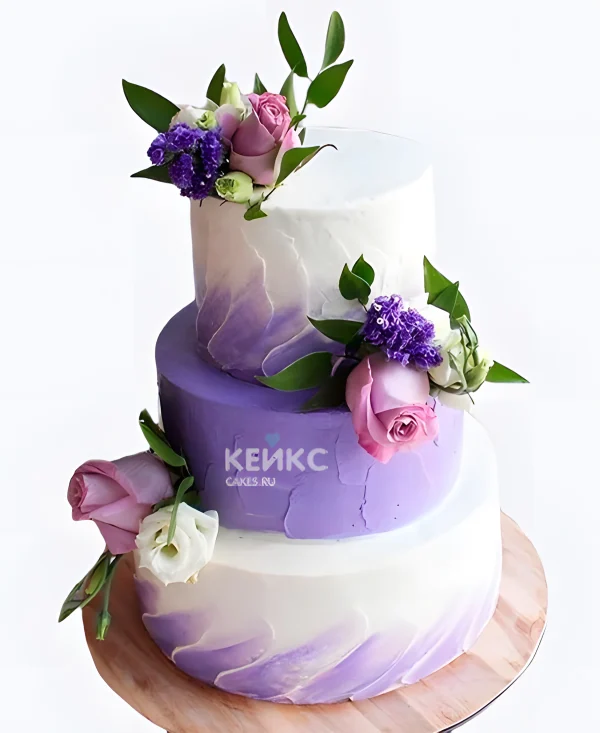 Фиолетовый свадебный торт с мазками и розами Фото