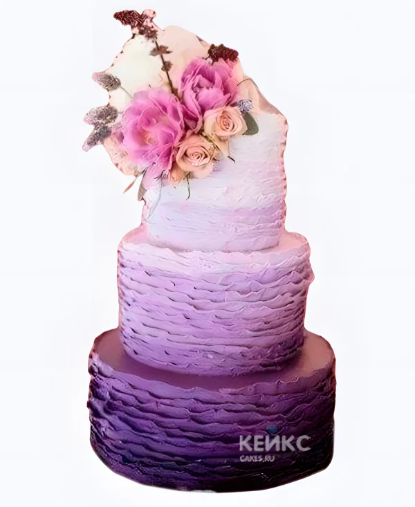 Фиолетовый свадебный торт с рюшами и букетом Фото