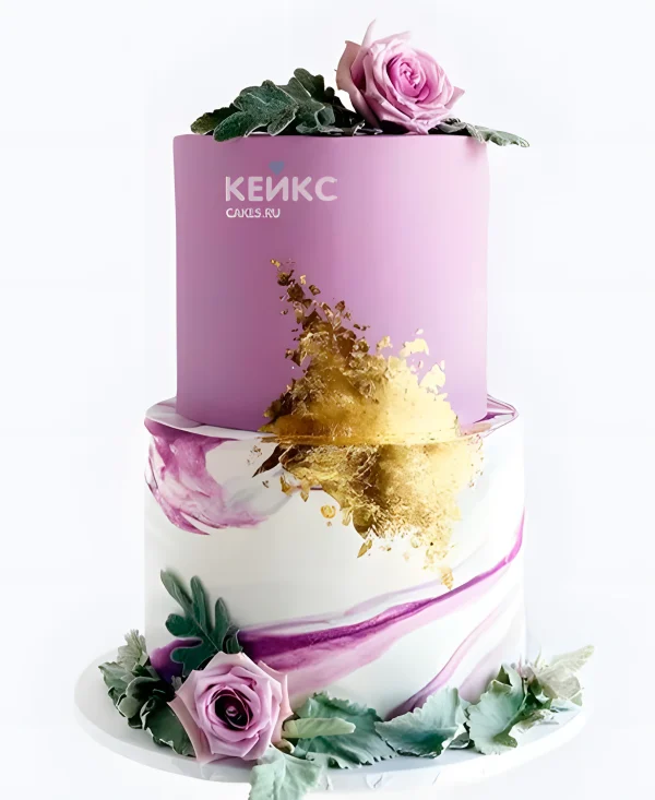 Фиолетовый свадебный торт с розами и золотым пятном Фото