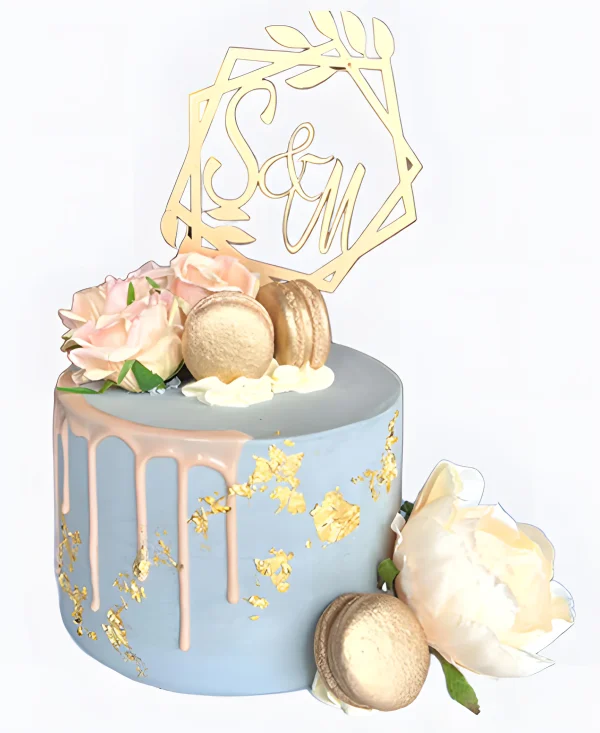 Голубой торт с цветами и макарунами на сватовство Фото