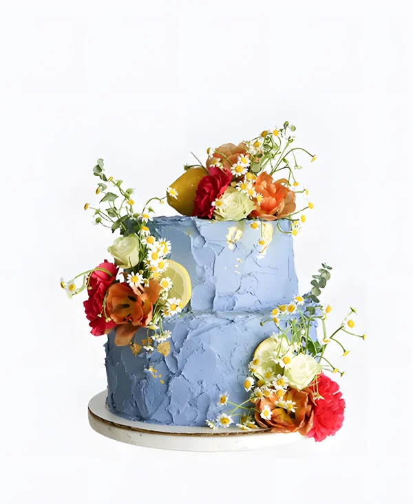 Голубой трендовый торт на свадьбу с живыми цветами Фото
