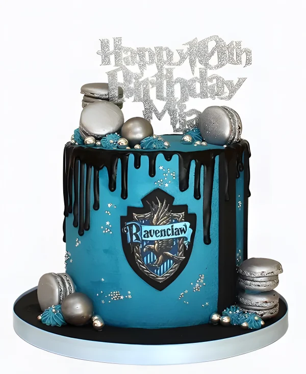 Яркий торт по Гарри Поттеру с макарунсами и гербом Ревенклоу Фото