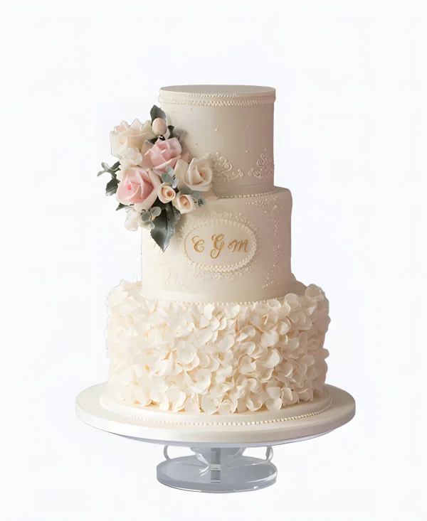 Изящный трендовый торт с лепестками на свадьбу Фото