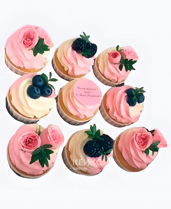 Капкейки на девичник Ягоды и розы Фото
