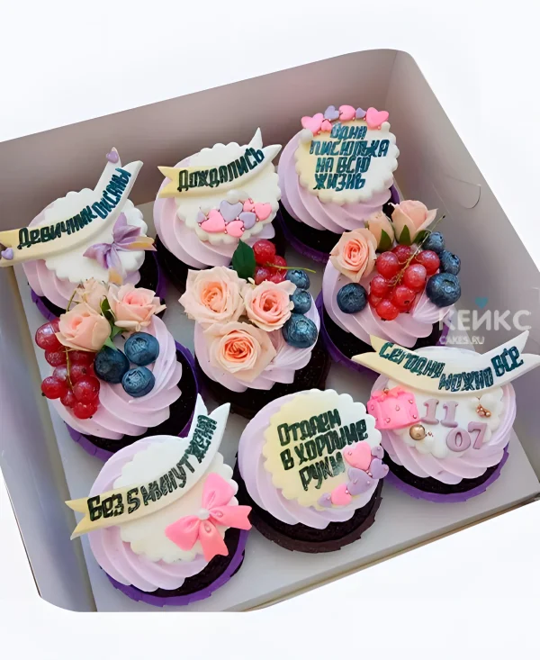 Капкейки на девичник с ягодами и цветами Фото
