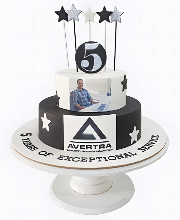 Корпоративный торт черно-белый с фотопечатью и звездами Фото