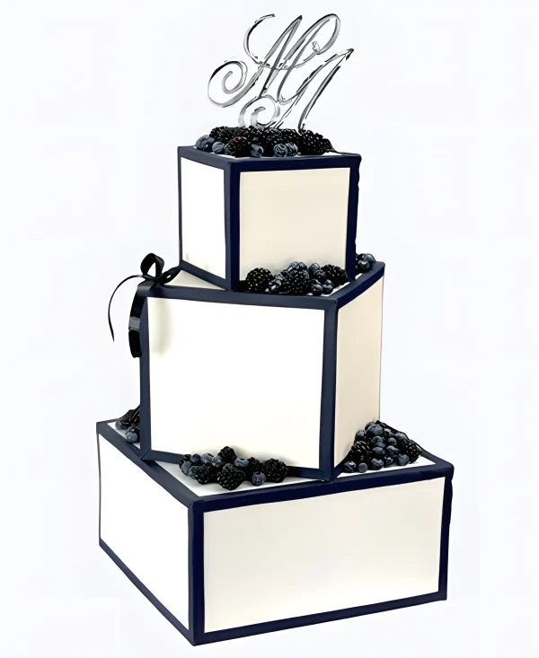 Корпоративный торт черно-белый с ягодами Фото