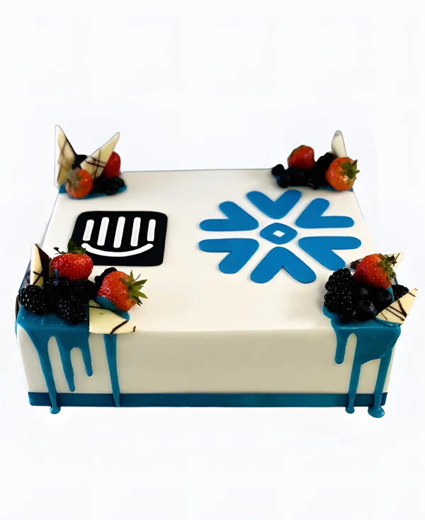 Корпоративный торт с ягодами по углам Фото