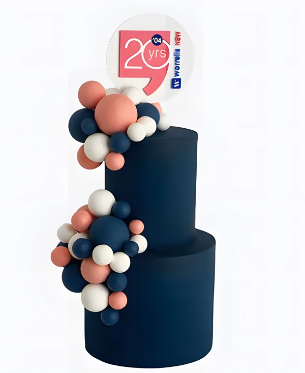 Корпоративный торт темно-синий с шарами Фото