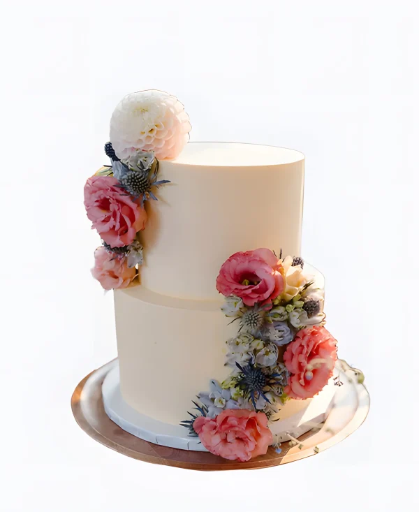 Красивый трендовый торт на свадьбу с букетом цветов Фото