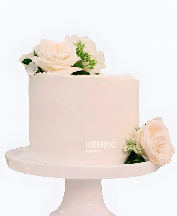 Кремовый свадебный торт белый с розами Фото