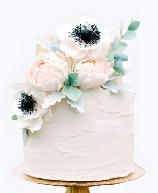 Кремовый свадебный торт нежный букет Фото