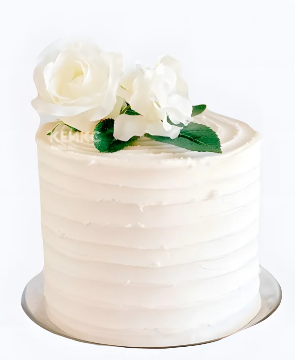Кремовый свадебный торт рифленый белые розы с листочками Фото