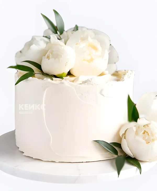 Кремовый свадебный торт с белыми пионами Фото