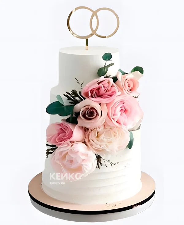 Кремовый свадебный торт с розами и фигурками колец Фото