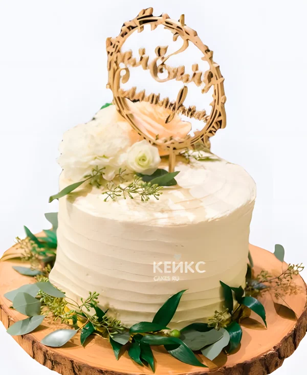 Кремовый свадебный торт с розами и круглой табличкой Фото