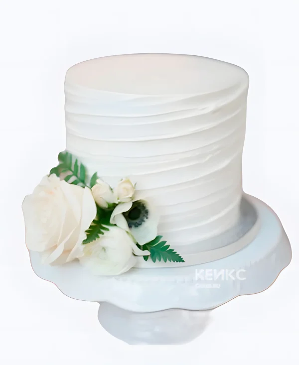 Кремовый свадебный торт с розами и папоротником Фото