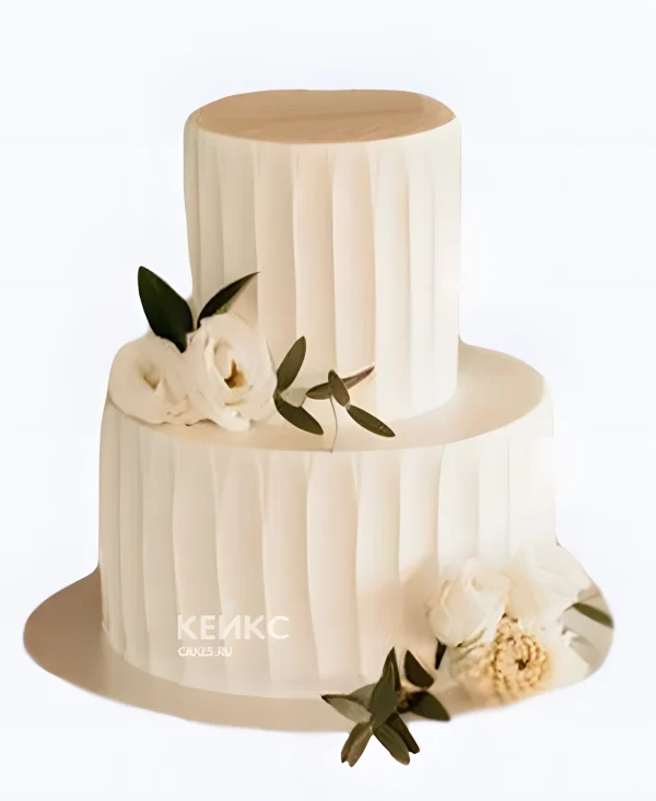 Кремовый свадебный торт с вертикальными линиями и цветами Фото