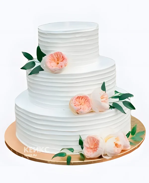 Кремовый свадебный торт трехъярусный с розами Фото