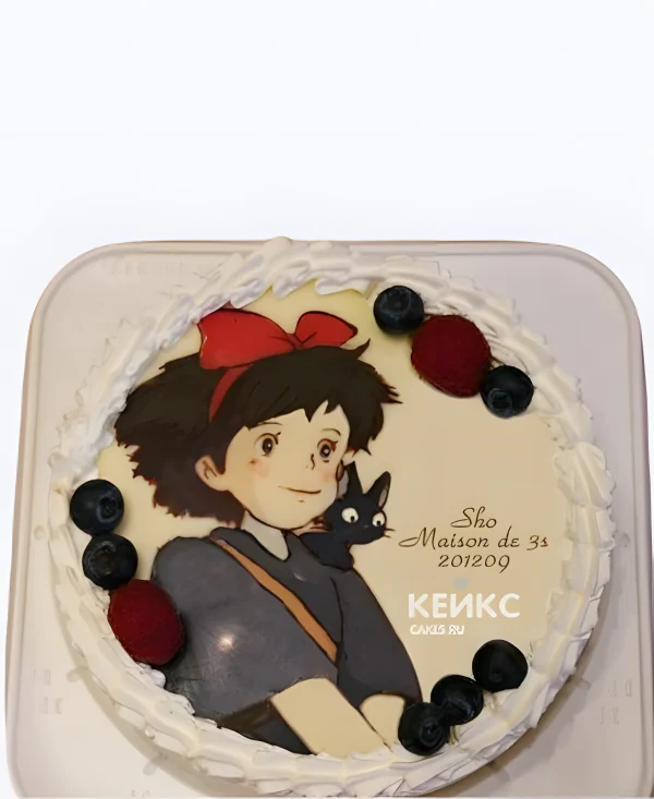 Кремовый торт на день рождения с ягодами и фотопечатью Фото