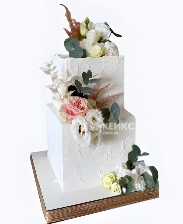 Квадратный свадебный торт белый с пышными букетами Фото