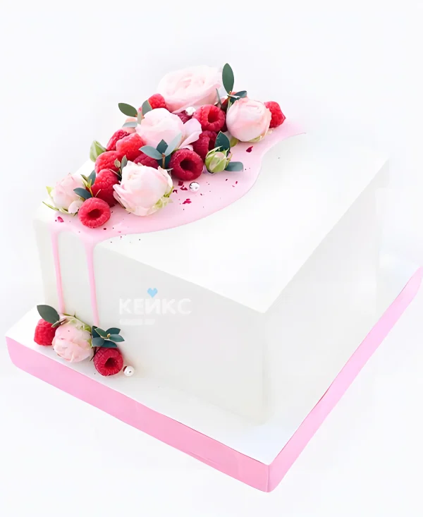 Одноярусный квадратный торт на свадьбу с малиной и розами Фото