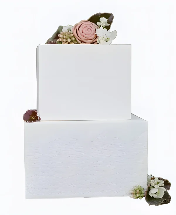 Квадратный двухъярусный торт белый с узорами и цветами Фото