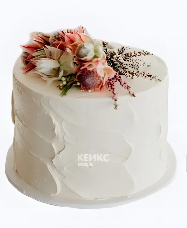 Маленький свадебный торт белый с букетом цветов Фото