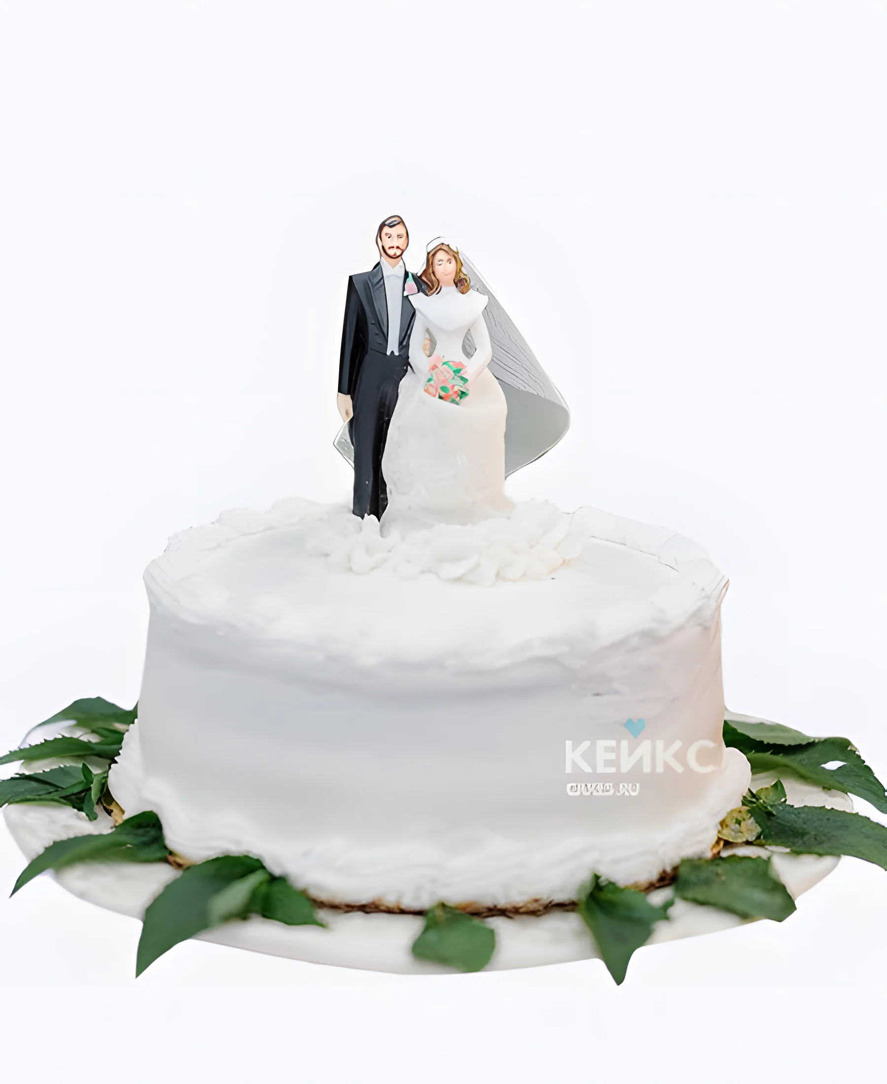 Маленький свадебный торт с фигурками невесты и жениха Фото