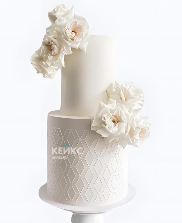 Минималистичный торт с цветами и орнаментом на свадьбу Фото