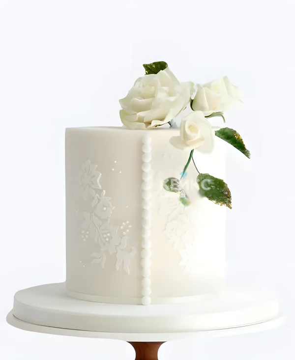 Недорогой свадебный торт с розами и узорами Фото