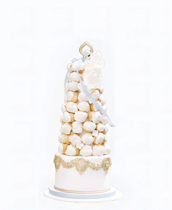 Необычный трендовый торт на свадьбу с вензелями Фото