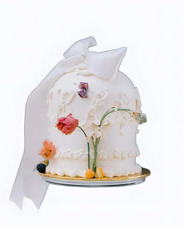 Необычный трендовый торт на свадьбу с цветами и бантом Фото