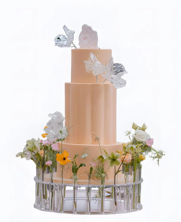 Необычный трендовый торт на свадьбу с живыми цветами Фото