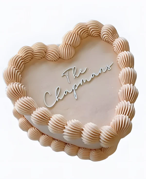 Нежный торт на на сватовство в виде сердца Фото