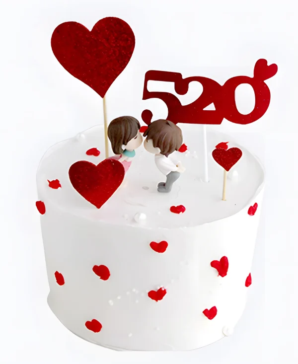 Очаровательный торт на сватовство с фигурками влюбленных Фото