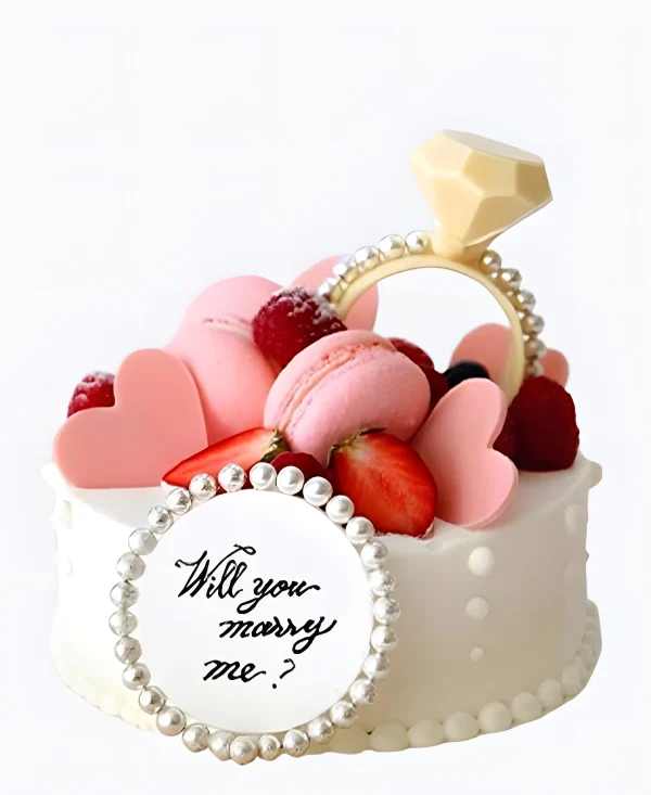 Очаровательный торт с клубникой и макарунс на сватовство Фото