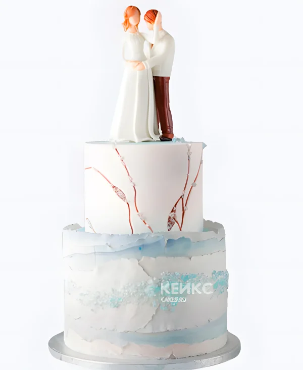 Свадебный торт с фигурками пары на белом Фото