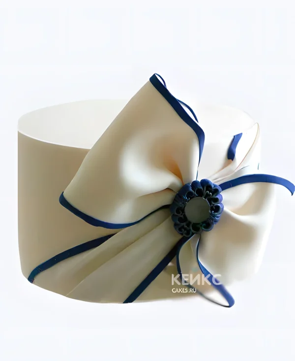 Превосходный белый тортик с минималистичным бантиком Фото