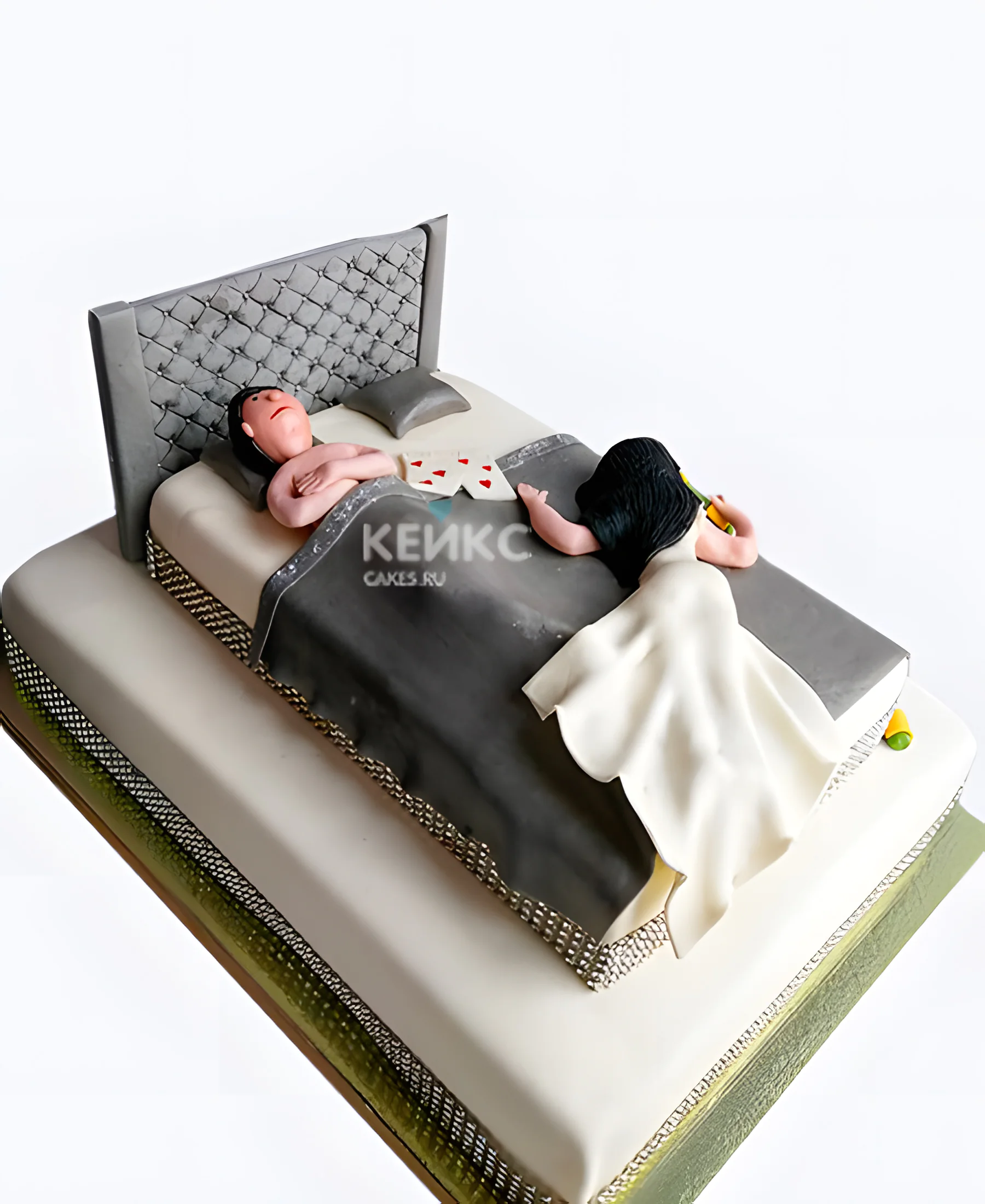 Прикольный свадебный торт в виде кровати Фото