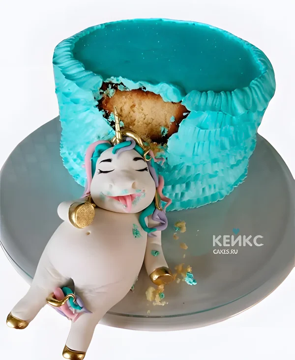 Смешной торт с объевшимся единорожкой Фото