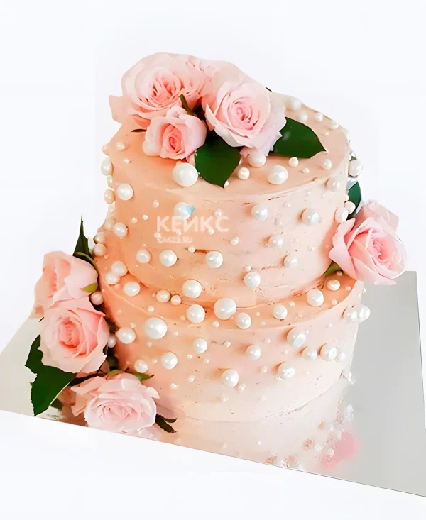 Пудровый свадебный торт с розами и крупными жемчужинами Фото