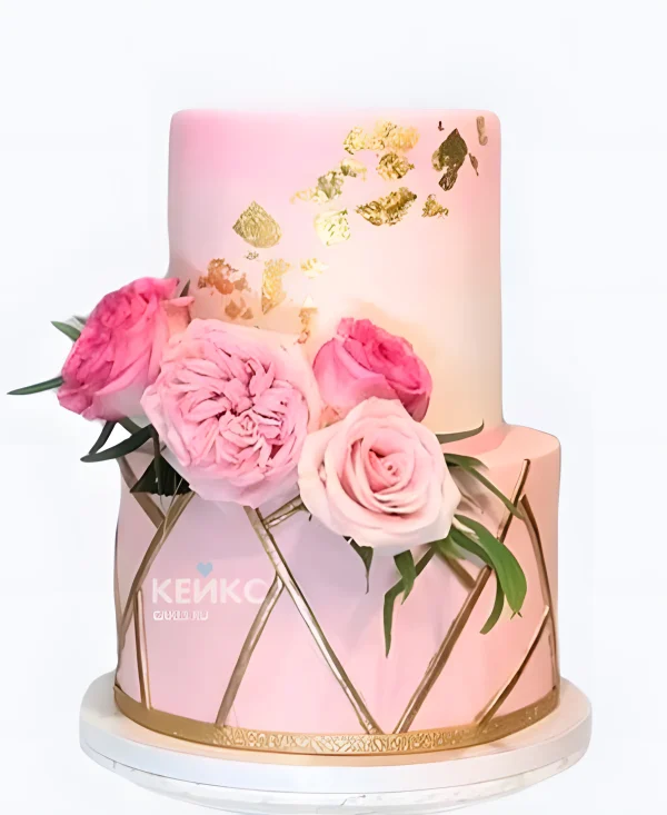 Розовый торт с розами и золотыми узорами Фото