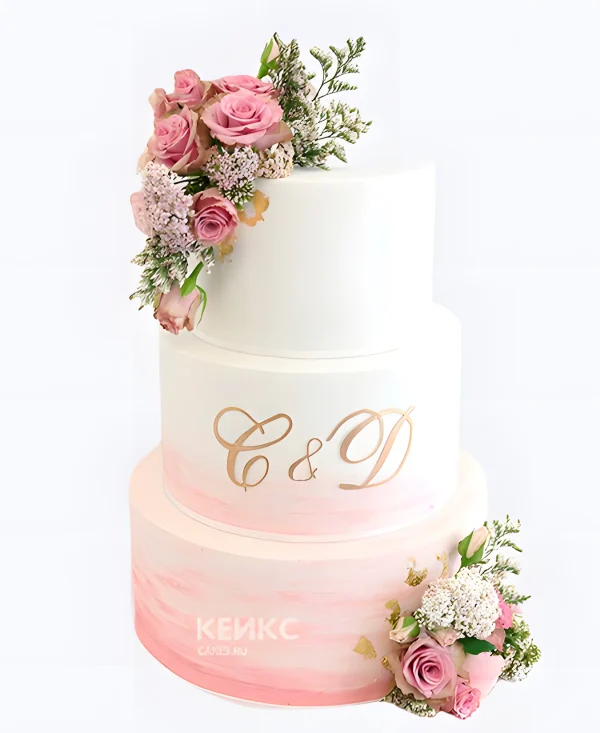 Розовый свадебный торт с инициалами и нежными букетами Фото