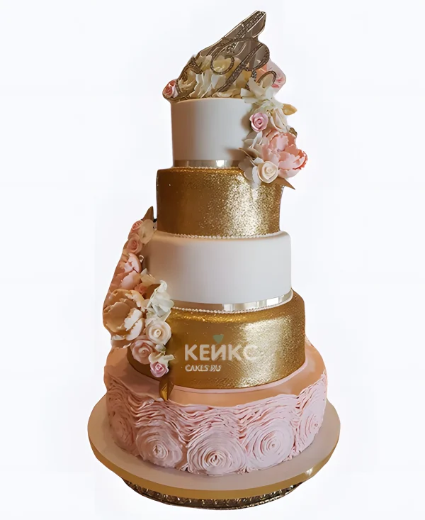 Розовый свадебный торт с инициалами цветами и золотой посыпкой Фото
